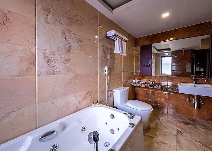 מלון Mahabir Palace 4*